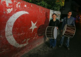 DAVULCU ÇİFT, KOMŞULARINI SAHURA UYANDIRDI