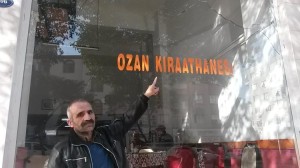 KIRAATHANEYE TAŞLI SALDIRI