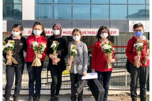 YAŞLILARIN YALNIZLIKLARINI PAYLAŞACAKLAR