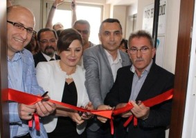 O, ŞİMDİ YENİ MUAYENEHANESİNDE...