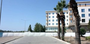 GÜZELLERİ SAHİLDE PARAVAN İÇİNE ALDILAR !