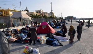 DİKİLİ'DE 50 DÜZENSİZ GÖÇMEN YAKALANDI
