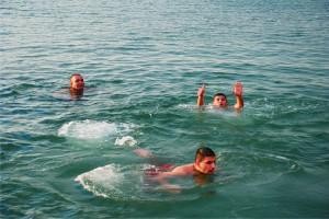 SOĞUĞA RAĞMEN  DENİZE GİRDİLER !