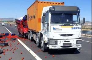 Tıra çarpan kamyon sürücüsü hayatını kaybetti