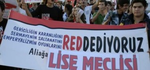 ALİAĞALI LİSELİLER AKP’YE KARŞI YÜRÜDÜ