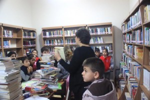 İLKOKUL ÖĞRENCİLERİNDEN KÜTÜPHANE ZİYARETİ