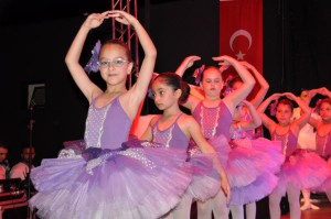 AÇIKHAVA TİYATROSU'NDA DANS ŞÖLENİ