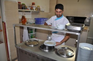 DÜRÜMCÜ BABA'DAN SICAK ÇORBA SERVİSİ