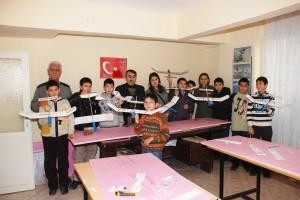 Öğrenciler model uçaklarını uçurdular