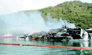 ÜNAL AYSAL'IN YANAN YATI ALİAĞA'DA SÖKÜLECEK