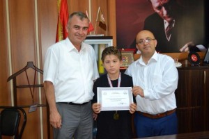 MİNİK KARATECİDEN EĞİTİM CAMİASINA TEŞEKKÜR