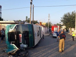 YOLCU MİNİBÜSÜYLE OTOMOBİL ÇARPIŞTI: 6 YARALI