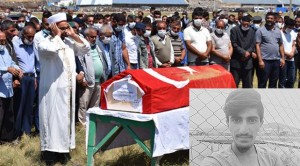 YÜKSEKTEN DÜŞEN ASKER MEMLEKETİNDE TOPRAĞA VERİLDİ