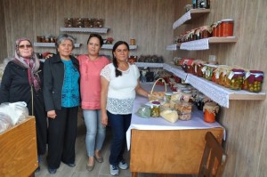 HEM KADINLARA HEM EĞİTİME DESTEK OLUYORLAR