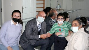AKYÜZ’DEN ÖZEL ÇOCUKLARA ZİYARET