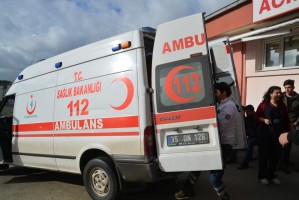 SERVİS OTOBÜSÜ İLE ÇEKİCİ ÇARPIŞTI: 9 YARALI