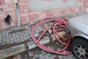 AÇIKTA BIRAKILAN KABLOLAR TEHLİKE SAÇIYOR