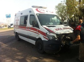 AMBULANS İLE OTOMOBİL ÇARPIŞTI: 2 YARALI