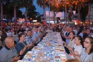 DİKİLİ’DE 2 BİN 500 KİŞİ SEVGİ SOFRASINDA BULUŞTU