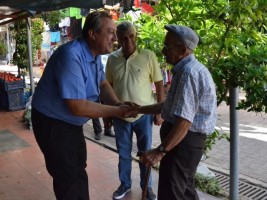 DİKİLİ’DE BAYRAM COŞKUSU SOKAKLARA YANSIDI