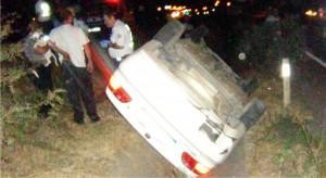 Alkollü sürücüler şarampole uçtu