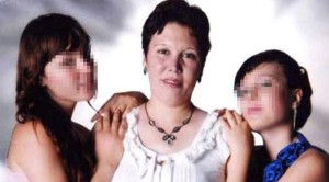 ANNELERİNİ ÖLDÜREN KIZ KARDEŞLERİN CEZASI BELLİ OLDU