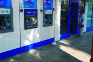 SARHOŞ VATANDAŞ BANKAMATİK’E SALDIRDI