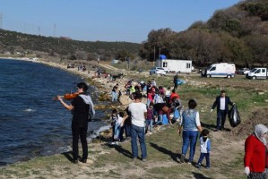 MÜZİK EŞLİĞİNDE ANTİK KENTİ TEMİZLEDİLER