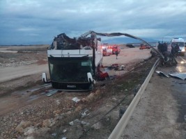 İŞÇİ SERVİSİ OTOMOBİLLE ÇARPIŞTI: 36 YARALI