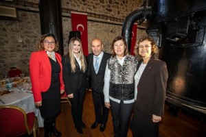 İZMİR'DEN ANKARA'YA CİNSİYET EŞİTLİĞİ TALEBİ