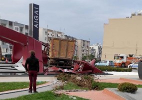 Freni patlayan kamyon kavşağa çıktı