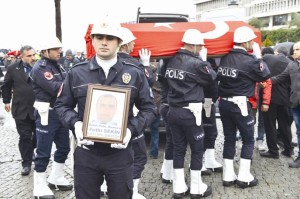 İZMİR ŞEHİDİNİ UĞURLADI