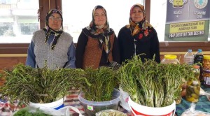 YOLU GÖZLENEN SARMAŞIK, KÖYLÜ PAZARINDA