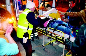 ARAÇTAN İNERKEN MOTOSİKLET ÇARPTI