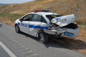 KAZAYA GİDEN TRAFİK EKİBİ KAZA GEÇİRDİ: 2 YARALI