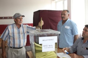 ALİAĞA’DA SEÇİM SAKİN GEÇİYOR