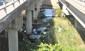 OTOMOBİL KÖPRÜDEN UÇTU