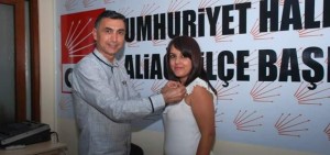 CHP'YE YENİ KATILAN 50 KİŞİ ROZET TAKTI