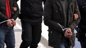 HIRSIZLIK İÇİN GİRDİKLERİ EVİN SAHİBİNİ YARALADILAR