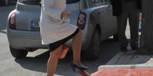 ÇÖPLER YOLUN ALTINA ALINIYOR