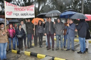 SAĞANAK YAĞMURDA ÇEVRECİLER EYLEM YAPTI