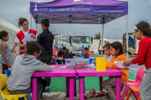Ekipler depremzede kadın ve çocukların yanında