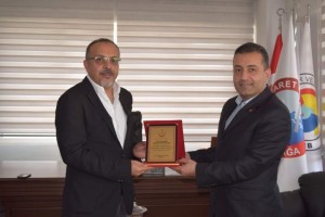 BAŞHEKİM YALVAÇ’TAN BAŞKAN ERTÜRK’E PLAKET