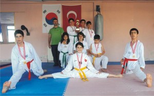 ALİAĞALI  TEKVANDOCULARDAN  ÖDÜL YAĞMURU