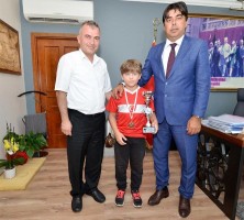 ŞAMPİYONDAN BAŞKAN DEMİRAĞ’A ZİYARET