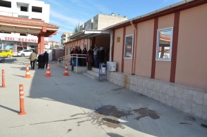 İYİLEŞEMEYİNCE DOKTORUNU BIÇAKLADI