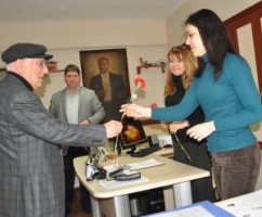 Oğuz’dan emekçi kadınlara karanfil