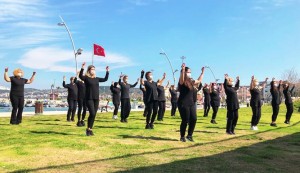 KADINLAR 8 MART’TA HARMANDALI OYNADI