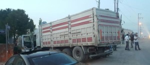 KAMYONUN TEKERLEĞİNE ÇARPTI