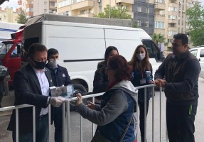 BAŞKAN AKSOY PAZARDA MASKE DAĞITTI
